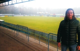 Sven Baethge in der Bonava-Arena im Fürstenwalder Friesenstadion. An der Erfolgsgeschichte des FSV Union hat der langjährige Manager maßgeblichen Anteil. Das Bild entstand im November 2019. Die Lockenpracht ist inzwischen weg. Foto: M. Hauke