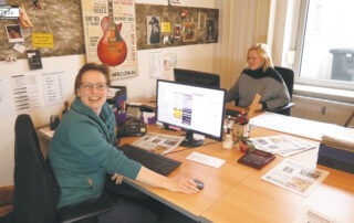 Unsere Mitarbeiterin Melanie Wittgen im Interview. Im Hintergrund Carola Libera-Vogt.